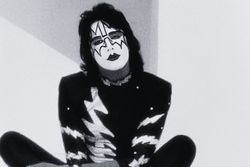 A murit Ace Frehley, chitaristul original al trupei Kiss. Legendarul „Spaceman” avea 74 de ani A murit Ace Frehley, chitaristul original al trupei Kiss. Legendarul „Spaceman” avea 74 de ani